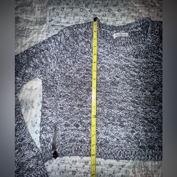Abercrombie & Fitch Cozy Gray cropped Knit Sweater zipper sides. Size M GUC - Picture 11 of 11